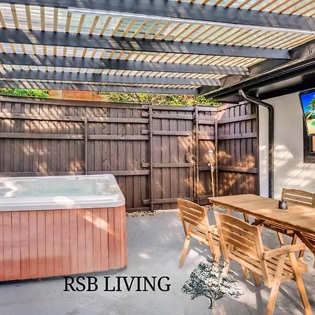 Superior 4Br 2Ba Holiday Home With Hot Tub & Grill